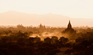 Ranní prach pod pagodami v Baganu