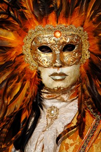 Ohnivý - slunečný muž na benátském karnevalu