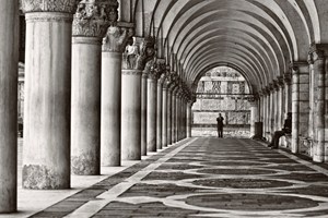 Prázdné podloubí na náměstí San Marco