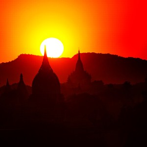Západ slunce nad pagodami