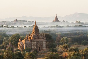 Bagan v mlze