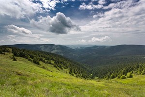 Tisíckrát vyfocený pohled do údolí řeky Moravy od jejího pramene přes lavinový svah. To jsme ještě za mraky byli rádi.