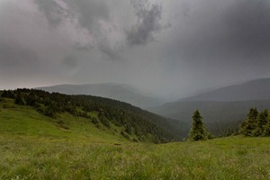 Měl jsem nápad fotit blesky, ale pak jsem jej rychle zavrhl. Přece jenom jsme byli vysoko a s železem v ruce. Koupím si na blesky plasťáka.